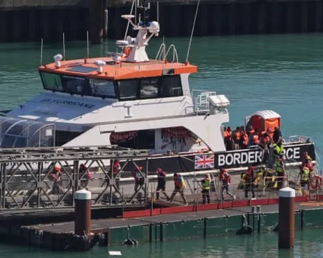 British Ministers Affirm Migrant Returns Deal with France Will Proceed Amid Legal Challenge
